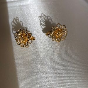 Vintage Trifari clip on earrings- signed